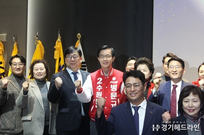 방문규 수원병 후보가 20일 수원컨벤션센터에서 열린 수원특례시 소상공인연합회 신년회에 참석해 소상공인이 희망을 갖고 일할 수 있는 환경을 조성을 강조했다.