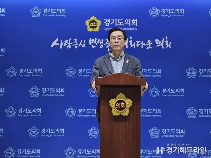 사단법인 경기언론인협회 박종명 회장이 18일 경기도의회 브리핑룸에서 성명서를 발표 하고 있다.