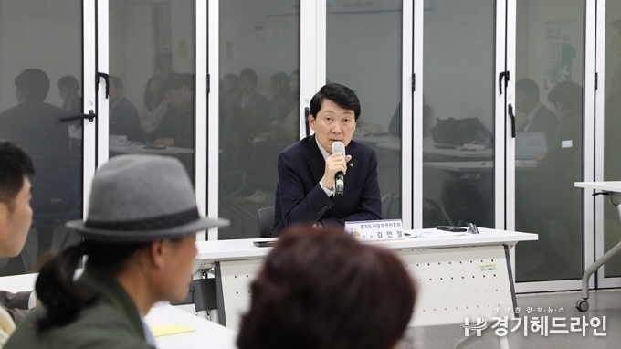 경상원 김민철 원장이 소상공인들과 정담회를 갖고 있다.