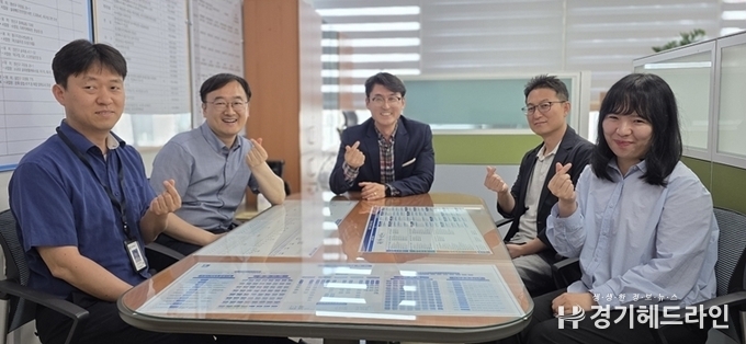 사진 왼쪽 시계방향으로 체육시설관리팀 이선국 주무관, 김동석 체육행정팀장, 권성환 과장, 김완기 스포츠마케팅팀장, 체육시설조성팀 양지현 주무관