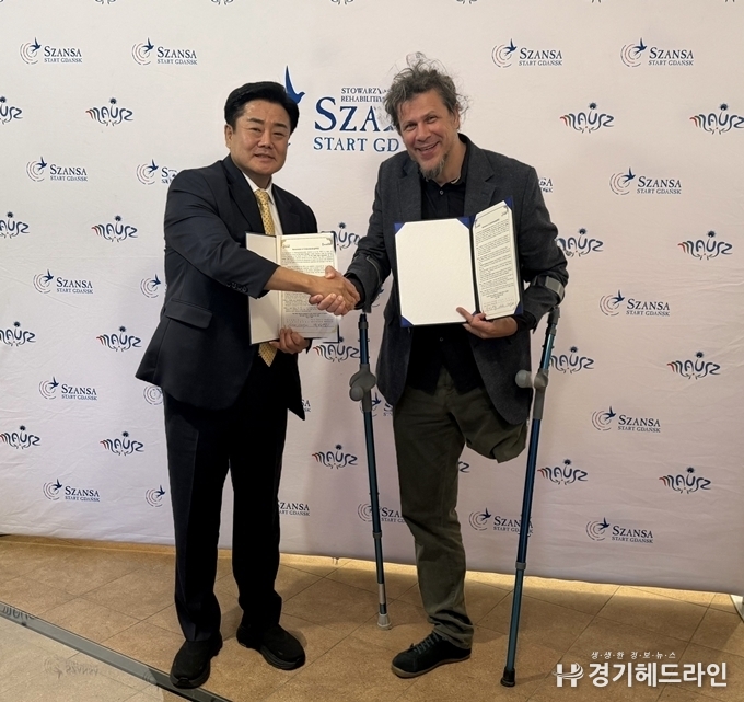 경기도장애인체육회 백경열 사무처장과 PZSN ‘Start’의 우카시 셰리가 회장(사진=경기도장애인체육회)