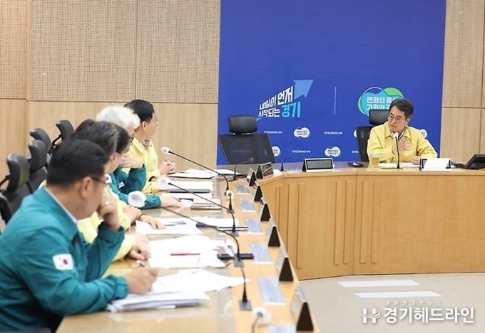  김동연 경기지사가 28일 도청 재난안전대책본부 상황실에서 ‘경기도 정보시스템 긴급조치 상황 점검 회의’를 열고 있다.(사진=경기도청)