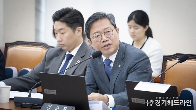 14일 국회의원 김승원 정무위 국정감사 모습.