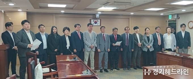 수원특례시의회 국민의힘 의원단이 지난 16일 기자회견을 열고 수원시학원연합회의 조직적인 민주당 당원 가입에 대한 브리핑하고 있다.