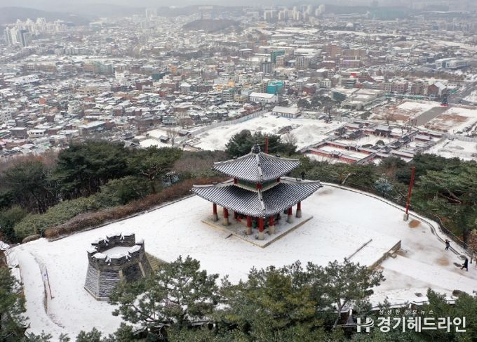 눈이 쌓인 서장대와 서장대에서 볼 수 있는 수원 구도심의 설경.
