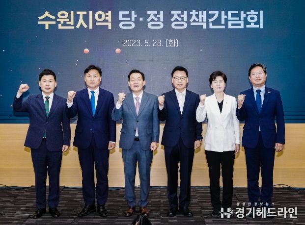 김승원 의원(오른쪽부터), 백혜련 의원, 박광온 의원, 이재준 수원시장, 김영진 의원, 이병진 민주당 수원시무 지역위원장 직무대행이 함께하고 있다.