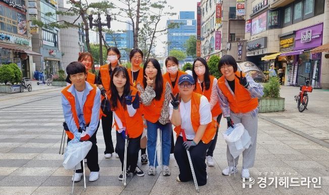 청년봉사단 플로깅 활동 중