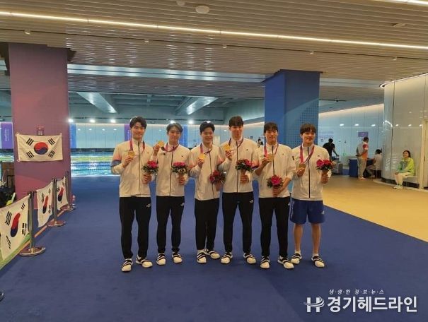 금메달 시상 사진 (왼쪽부터 황선우, 김우민, 이호준, 양재훈, 김건우, 이유연)
