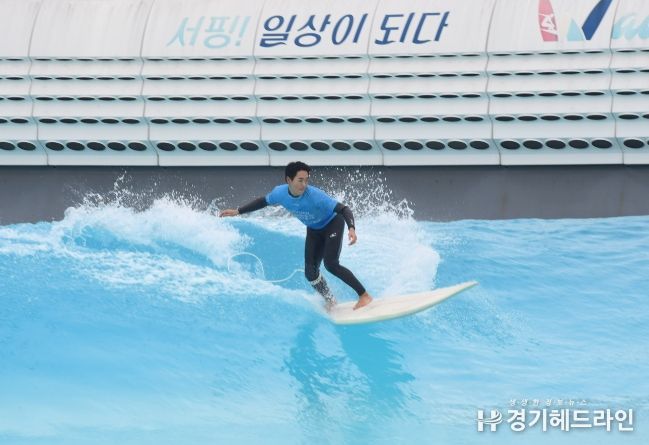 시흥시 거북섬 웨이브파크에서 17일 ‘2023 WSL 시흥 코리아오픈 국제서핑대회’가 개막했다.