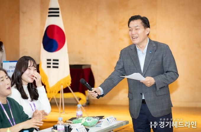이재준 수원특례시장이 SNS 서포터즈와 이야기를 나누며 미소 짓고 있다.