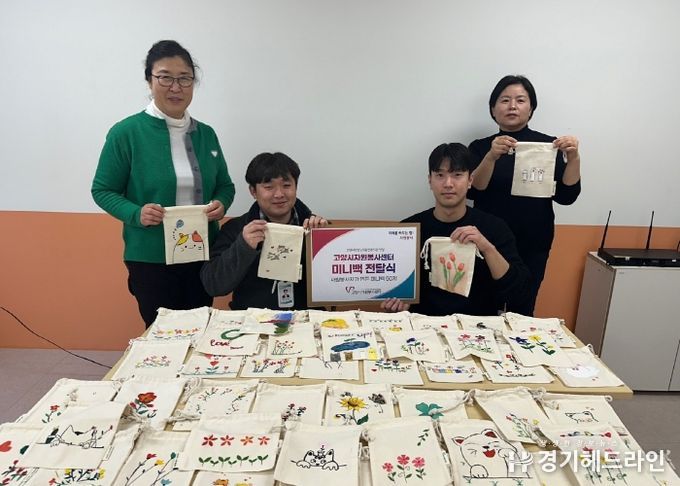 ‘패브릭 물감으로 미니 백 꾸미기’ 프로그램에 참여한 봉사자 단체사진