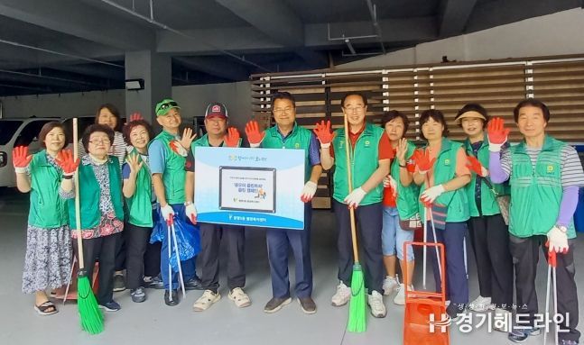 광명시 광명5동과 유관단체는 지난 10일 탄소중립 실천을 위한 줍킹 캠페인 ‘광오야 줍킹하자’를 실시했다.