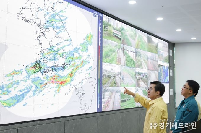 30일 오전 김동연 경기도지사가 자연재난 대비 경기도 재난안전상황실을 방문하여 호우 대처 상황을 점검하고 있다.