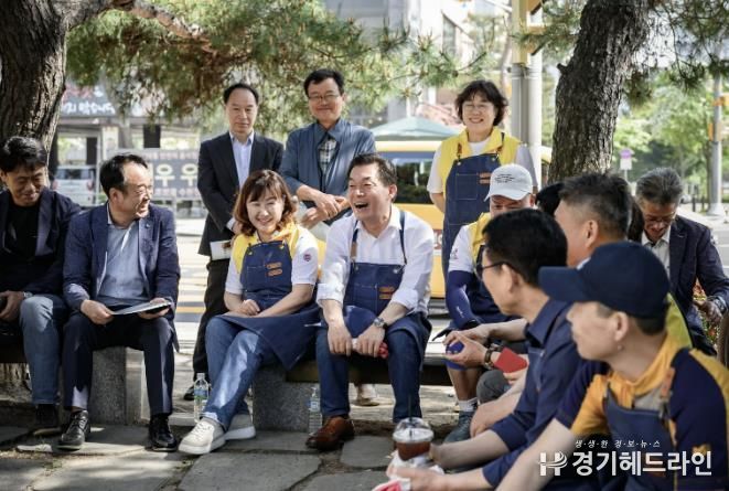 이재준 수원특례시장이 수원특례시민들과 함께 정원을 가꾼 뒤 이야기를 나누고 있다.