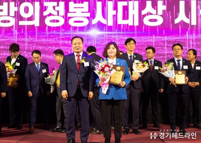 안산시의회 박은정 의원이 5일 충청북도 청주시 그랜드플라자청주호텔에서 열린 2025년 대한민국시군자치구의회의장협의회 정기총회에서 ‘대한민국지방의정봉사대상’을 수상했다. 사진 가운데 오른쪽이 박은정 의원.