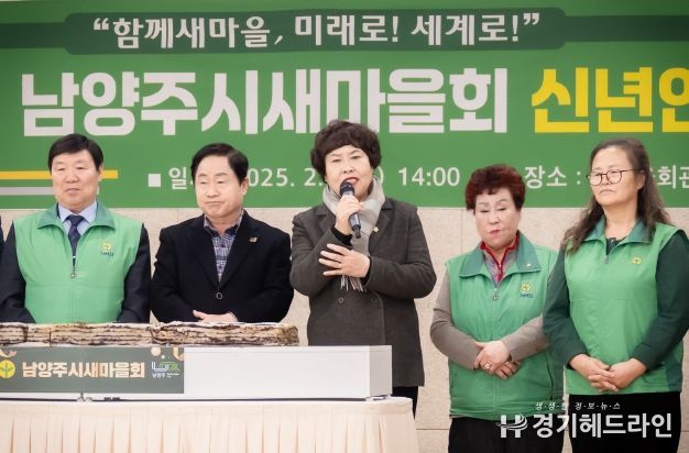 왼쪽에서 세 번째 - 이정애 부의장