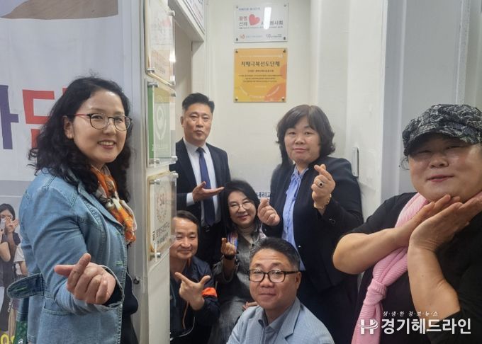 24일 광명선배사랑봉사회에서 열린 치매극복선도단체 현판 전달식 참여자들이 기념사진을 촬영하고 있다.