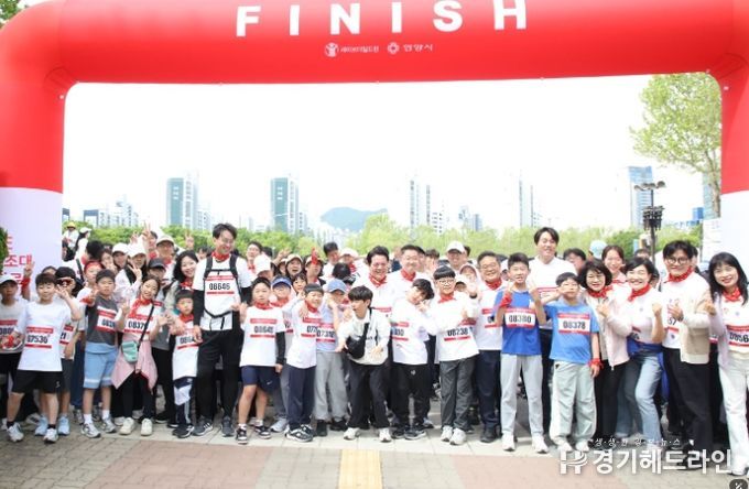 최대호 안양시장이 6일 평촌중앙공원에서 안양시와 세이브더칠드런이 함께하는 국제어린이마라톤의 참여자들과 기념촬영을 하고 있다.