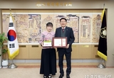 수원특례시의회 김기정 의장, 박고은 학생에게 표창패 수여