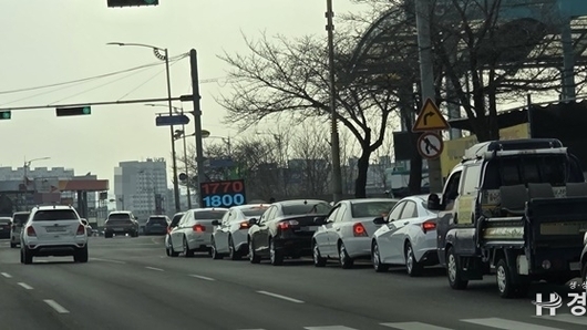 [포토뉴스] “휘발유 1700원대”… 저렴한 기름값에 주유소 앞 차량 행렬