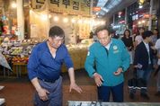 "시민 먹거리 안전을 지킵니다" 오색시장 현장방문한 이권재 오산시장, 수산업 안전점검·수산물 구매 독려 병행