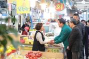 임병택 시흥시장, 설맞이 정왕시장 방문... 소상공인 격려