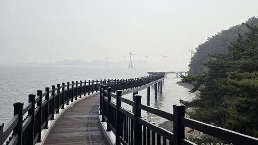 서해바다 위로 펼쳐진 지질의 길...화성시 전곡항 층상응회암 해상관찰로 30일 개통