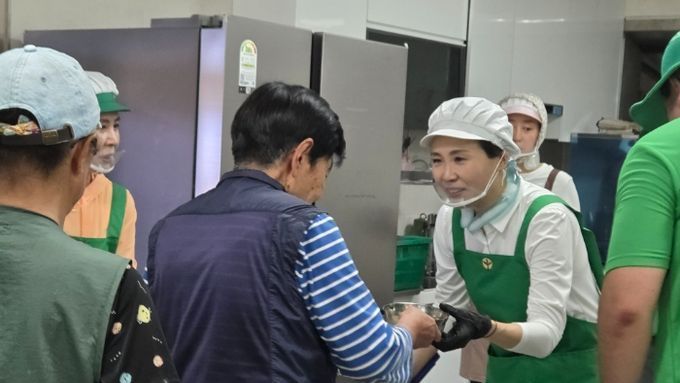 김혜경 여사, 가평서 조용한 수해복구 봉사 ‘미담’
