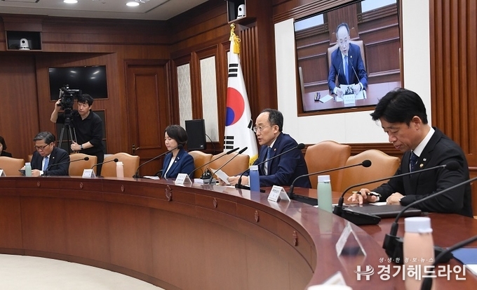 추 부총리 “수출 일부 긍정 조짐…개선세 이어질 것”