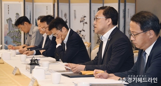 기재부 차관 “10월 이후 물가 다시 안정…경각심 갖고 총력 대응”