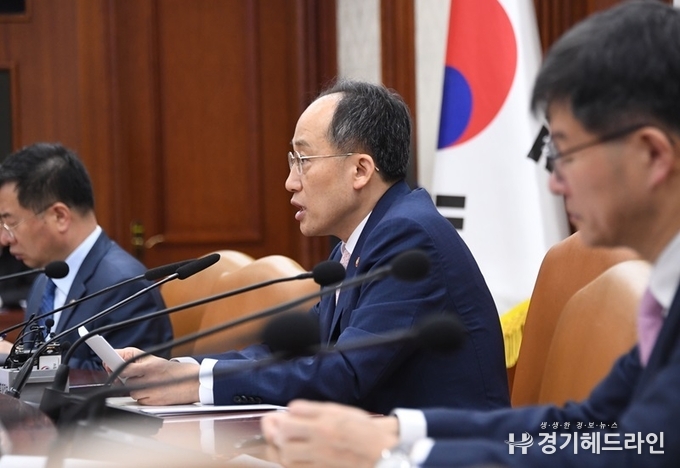 경제부총리 “물가 하락속도 예상보다 완만…특별물가안정체계 가동”