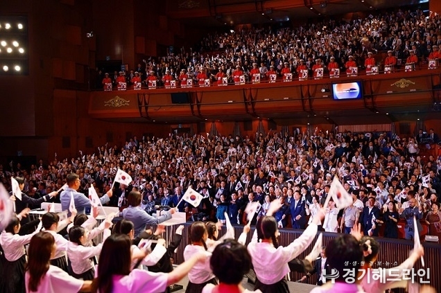 “완전한 광복을 향한 더 큰 대한민국, 통일 대한민국으로 힘차게 나아갑시다!”