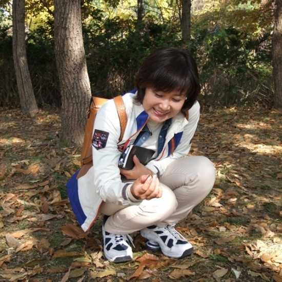도토리 나무 군락 아래에서 도토리를 찾은 최인혜 의원이 "수목원에 자주 왔었지만 이런 곳이 있었는지는 몰랐다"며 즐거워 하고 있다.