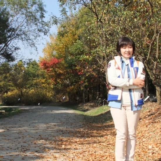 본격적인 산책로가 시작되는 수목원의 동쪽 경사면에서 최인혜 의원이 물향기 수목원의 아름다움에 대해 간략하게 사전 설명을 하고 있다.