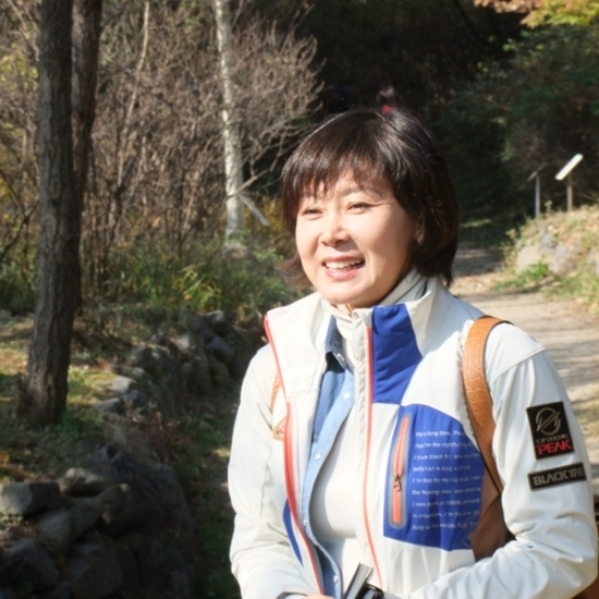 일일 물향기 수목원 가이드로 나선 최인혜 오산시의원이 환한 웃음으로 사람들을 반겨주고 있다.