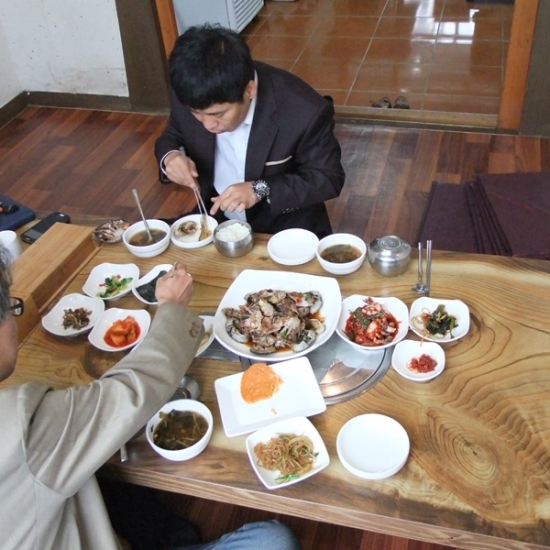 일행과 함께 여수간장게장 식사중