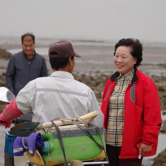 고향사람들과 자연스럽게 인사를 나누고 있는 금종례 의원