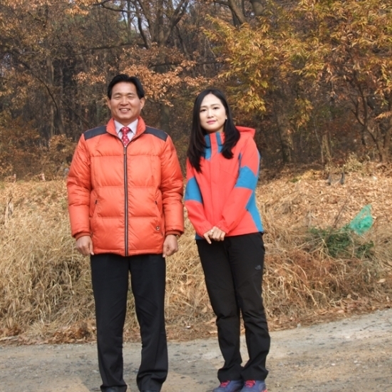 첫 기념사진, 수원 염상훈 의원과 오산 김지혜 의원이 약간은 어색한 듯 사진촬영에 응하고 있다.