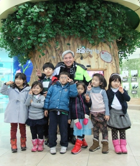 에코리움 생태학습관을 찾은 아이들과 기념사진