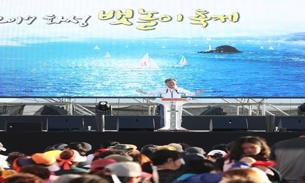 화성 뱃놀이축제 4일간 일정을 모두 마무리하며, 채인석 화성시장이 폐회사를 하고 있다.