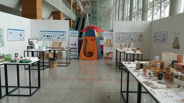 1층 로비 `디자인 나눔 프로젝트` 전시회(사진=문수철 기자)