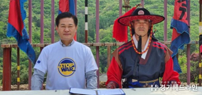 세계경제문화교류협의회 류영준 총재(왼쪽)와 남한산성 전통무예 김동희 대표가 MOU체결 후 기념촬영을 하고 있다. (사진제공: 세계경제문화교류협의회)