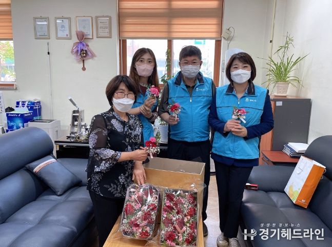 평택시청 희망이음 공무원 봉사단, 어버이날 맞이 생화 카네이션 브로치 150개 전달