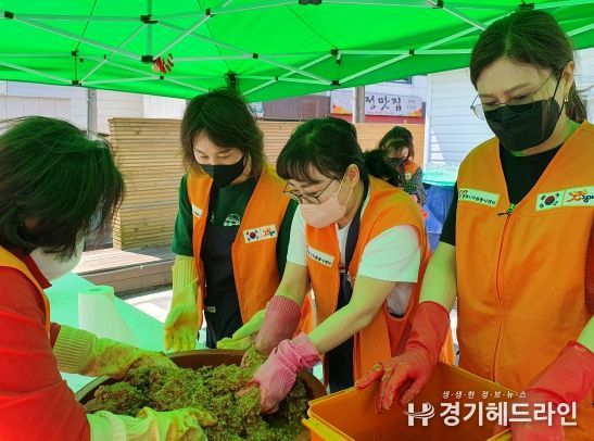 평택시 통복동 자원봉사 나눔센터, 소외계층을 위한 '사랑의 장 담그기' 행사 개최
