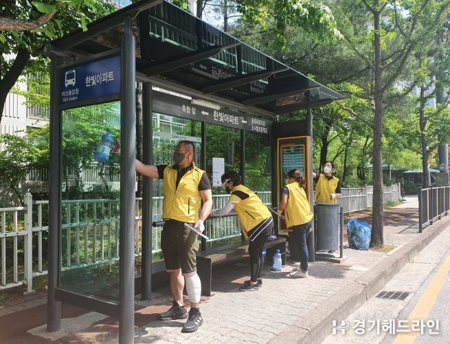 비전2동 체육회, 버스승강장 환경정비 실시