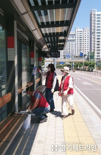 평택시 비전2동 청소년지도위원회, 버스승강장 환경정비실시