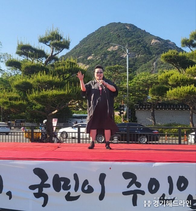 이제은(가수명 엄마) 대상수상자의 소찬희의 티얼스를 열창하는 모습