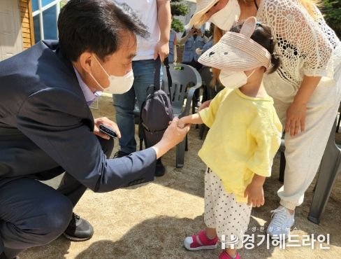 하은호 군포시장 당선인이 6월 12일 다문화가정 행사에 참석해 어린이와 악수를 나누고 있다.