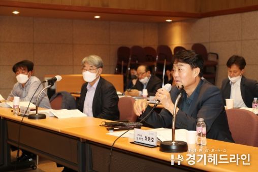 하은호 군포시장 당선인(앞줄 오른쪽에서 첫 번째)이 군포시 업무보고를 받으면서 당부사항을 전하고 있다.