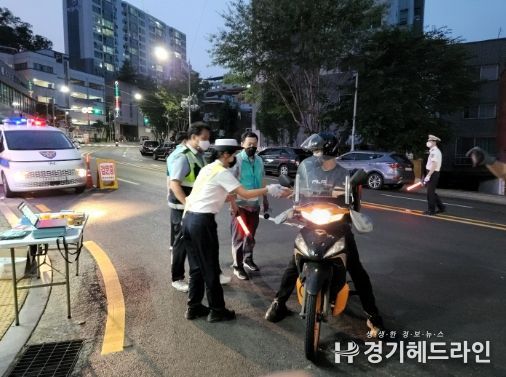 군포시가 6월 22일 밤 군포경찰서, 한국교통안전공단과 합동으로 이륜차 소음 점검을 하고 있다.